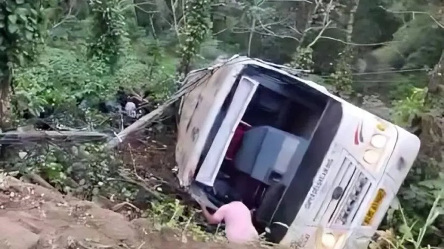 ഇടുക്കിയിൽ കെഎസ്ആർടിസി ബസ് 30 അടിയോളം താഴ്‌ചയിലേക്ക് മറിഞ്ഞു; 4 മരണം