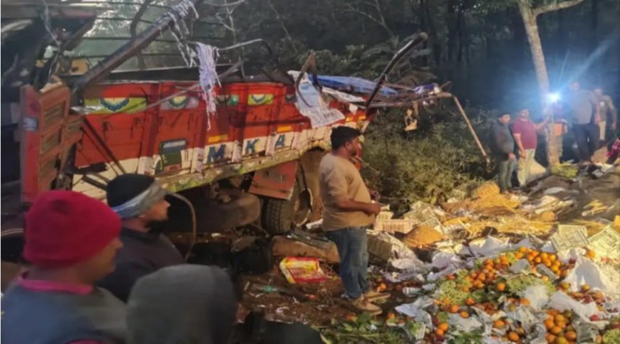 കർണാടകയിൽ പച്ചക്കറിലോറി നിയന്ത്രണം വിട്ടു മറിഞ്ഞ് 10 മരണം.