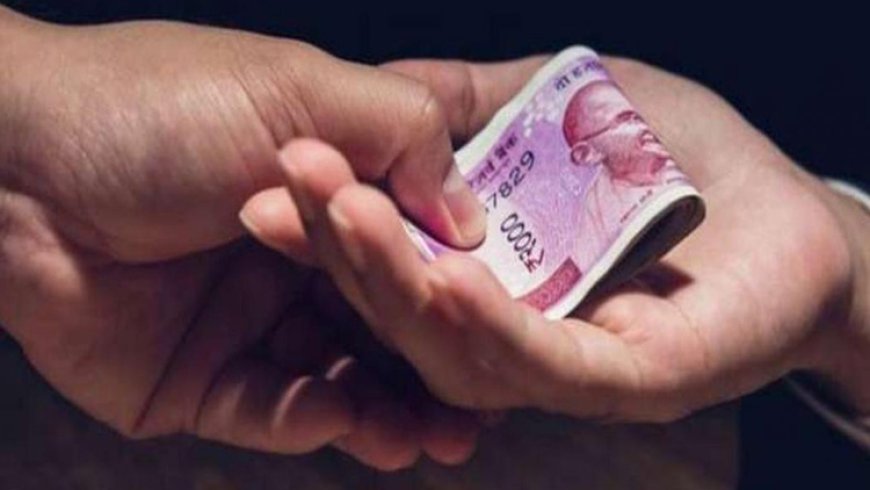 കൈക്കൂലി വാങ്ങുന്നതിനിടെ വില്ലേജ് ഓഫീസർ വിജിലൻസിന്റെ പിടിയിൽ.