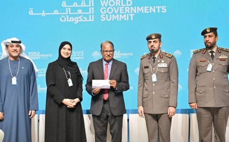 ദുബായ്: ബ്ലു വിസ; ഡോ: റെസ ഖാൻ ഏറ്റുവാങ്ങി.