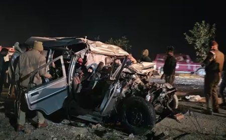 പ്രയാഗ്‌രാജിൽ മഹാകുംഭമേളയ്ക്ക് എത്തിയ തീർഥാടകർ സഞ്ചരിച്ച കാർ അപകടത്തിൽപ്പെട്ട് 10 പേർ മരിച്ചു.