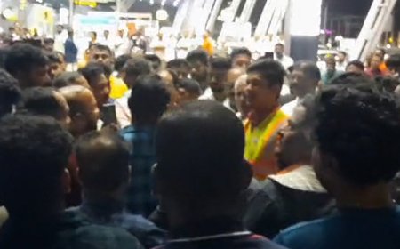 എയർ ഇന്ത്യയുടെ വിമാനം വൈകിയതിൽ യാത്രക്കാരുടെ പ്രതിഷേധം.