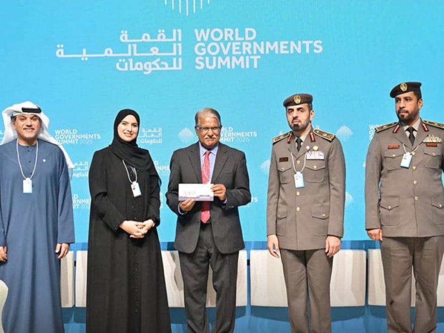 ദുബായ്: ബ്ലു വിസ; ഡോ: റെസ ഖാൻ ഏറ്റുവാങ്ങി.