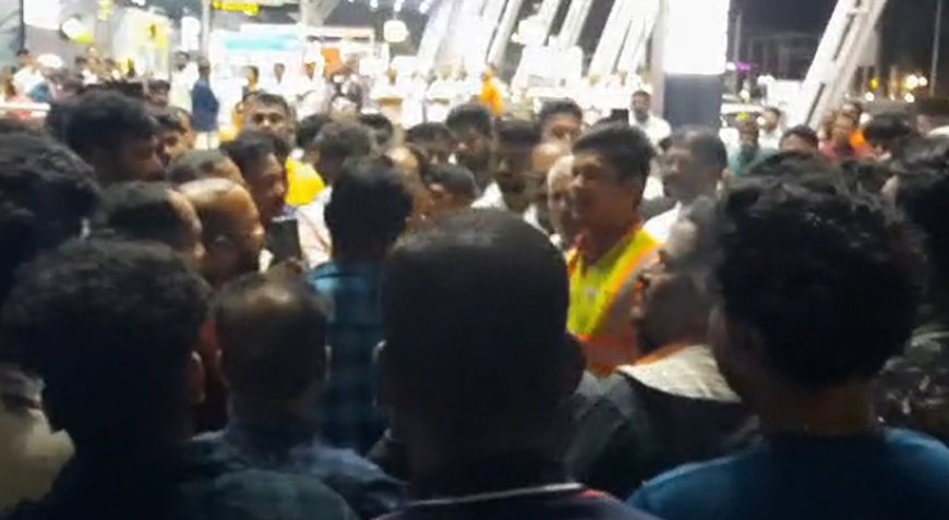 എയർ ഇന്ത്യയുടെ വിമാനം വൈകിയതിൽ യാത്രക്കാരുടെ പ്രതിഷേധം.