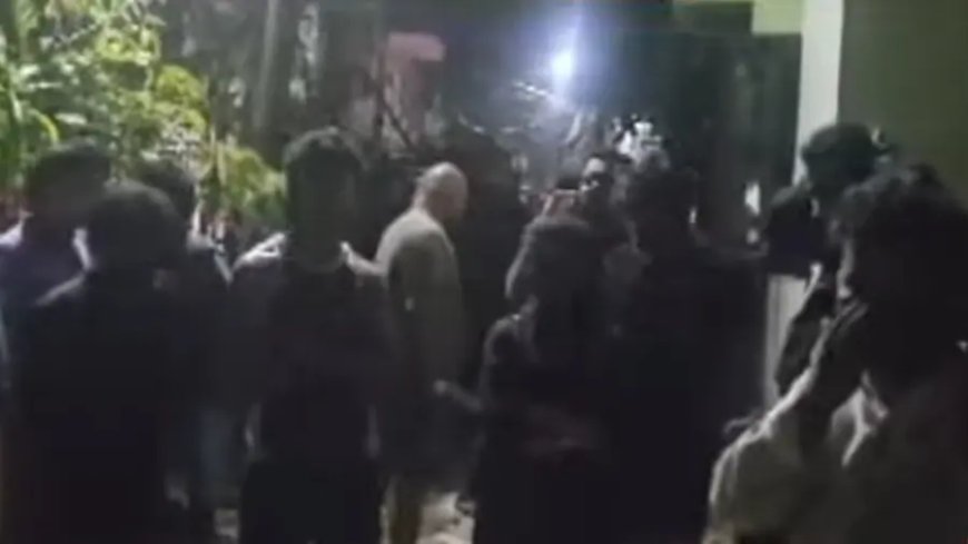 കാക്കനാട് കസ്റ്റംസ് ക്വാർട്ടേഴ്സിൽ മൂന്നുപേരെ മരിച്ച നിലയിൽ കണ്ടെത്തി. ആത്മഹത്യയാണെന്ന് സംശയം.