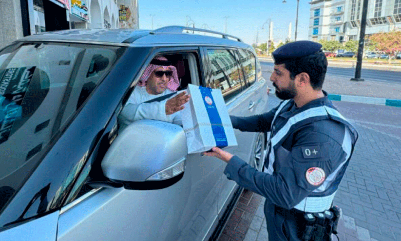 ട്രാഫിക് നിയമം പാലിച്ച ഡ്രൈവർമാർക്ക് സർപ്രൈസ് സമ്മാനം നൽകി അബുദാബി പോലീസ്.