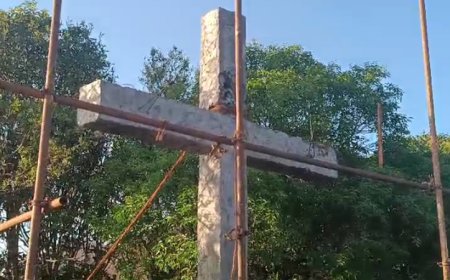 പരുന്തുംപാറയിലെ തർക്ക ഭൂമിയിൽ ഉടമ നിർമ്മിച്ച കുരിശ് റവന്യൂ സംഘം പൊളിച്ചു നീക്കി.