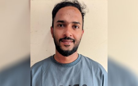 കരിപ്പൂര്‍ വിമാനത്താവളം വഴി കടത്താന്‍ ശ്രമിച്ച 340 ഗ്രാം സ്വര്‍ണ മിശ്രിതം പൊലീസ് പിടികൂടി.