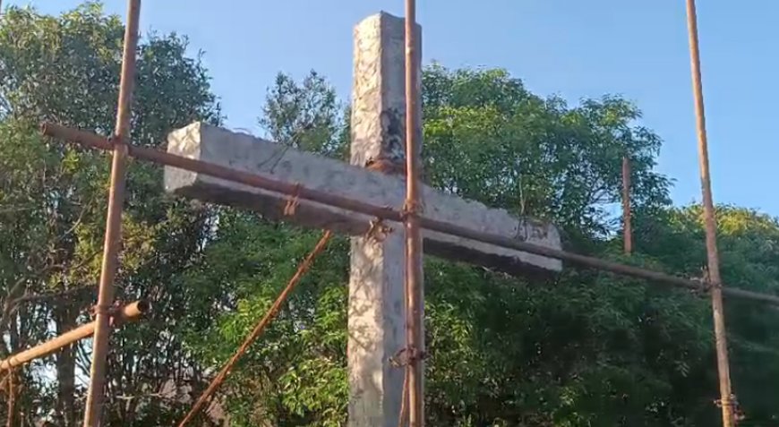 പരുന്തുംപാറയിലെ തർക്ക ഭൂമിയിൽ ഉടമ നിർമ്മിച്ച കുരിശ് റവന്യൂ സംഘം പൊളിച്ചു നീക്കി.