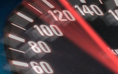 അബുദാബിയിലെ ഷെയ്ഖ് മുഹമ്മദ് ബിൻ റാഷിദ് റോഡിൽ മണിക്കൂറിൽ 120 കിലോമീറ്റർ വേഗത എന്ന നിയന്ത്രണം ഒഴിവാക്കി.