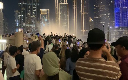 ദുബായ് ഫൗണ്ടൻ; അവസാന പ്രദർശനം കാണാൻ ആയിരങ്ങൾ ഒത്തുകൂടി.