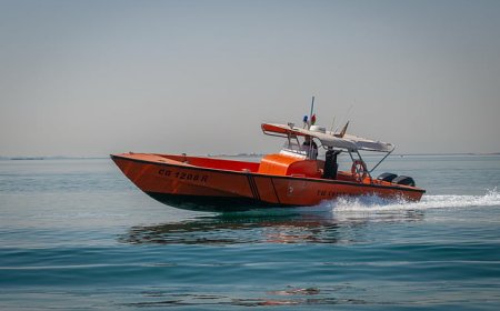 യുഎഇയിൽ കപ്പലിന് തീപിടിച്ചു; 10 നാവികരെ രക്ഷപ്പെടുത്തി.