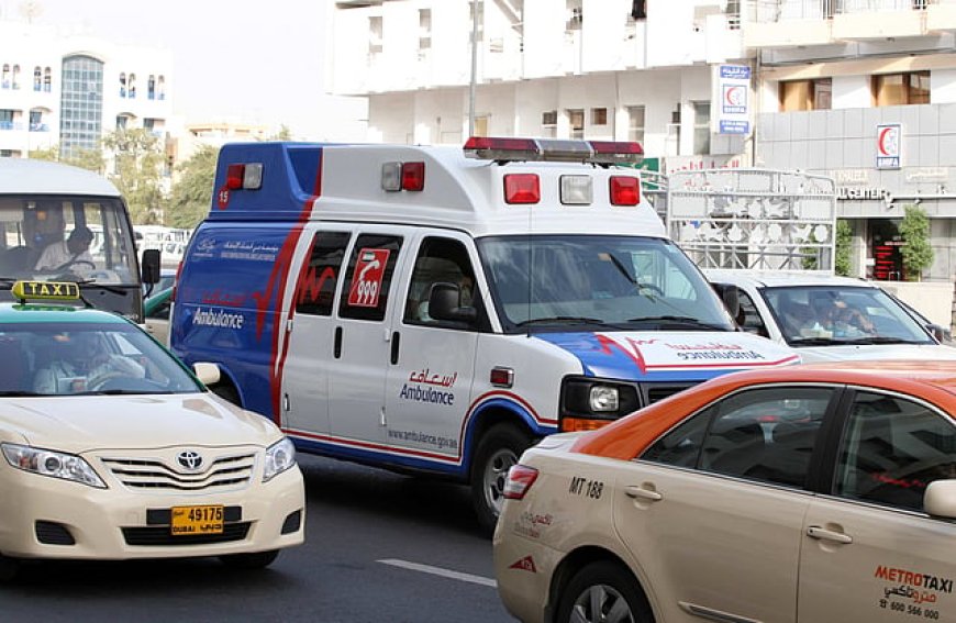 യുഎഇയിൽ അടിയന്തര വാഹനങ്ങൾക്ക് വഴി നൽകിയില്ലെങ്കിൽ 3,000 ദിർഹം പിഴ.