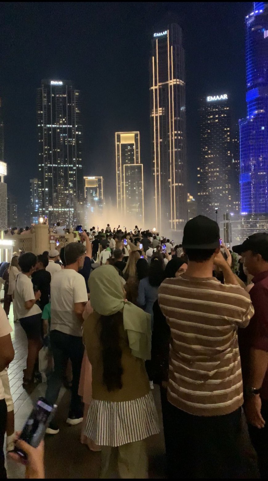 ദുബായ് ഫൗണ്ടൻ; അവസാന പ്രദർശനം കാണാൻ ആയിരങ്ങൾ ഒത്തുകൂടി.
