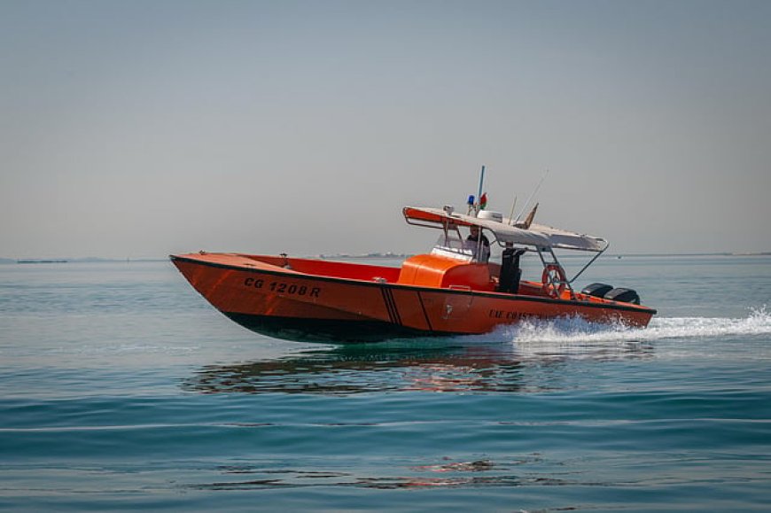 യുഎഇയിൽ കപ്പലിന് തീപിടിച്ചു; 10 നാവികരെ രക്ഷപ്പെടുത്തി.