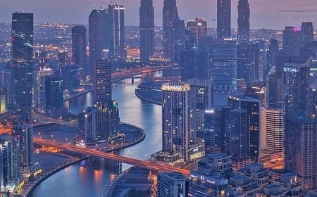 ദുബായ് നഗരത്തെ രണ്ടായി വിഭജിക്കുന്നു.