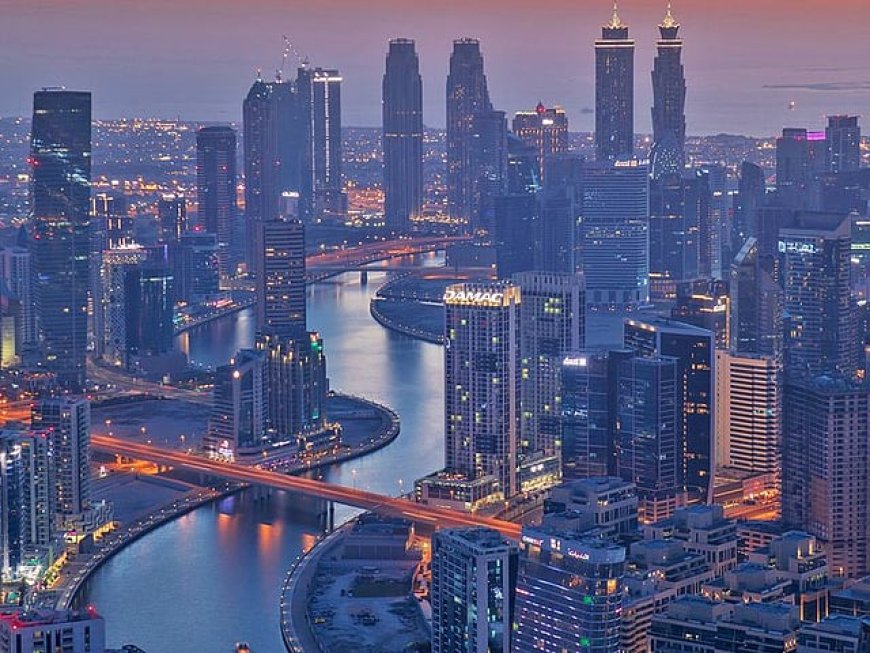 ദുബായ് നഗരത്തെ രണ്ടായി വിഭജിക്കുന്നു.