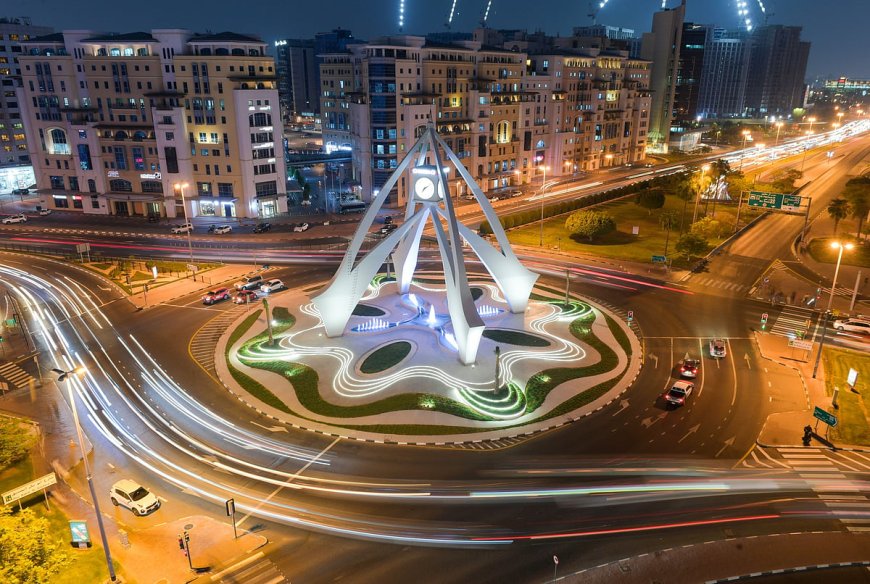 അറുപതിലും അണിഞ്ഞൊരുങ്ങി ദേര ക്ലോക്ക് ടവർ.