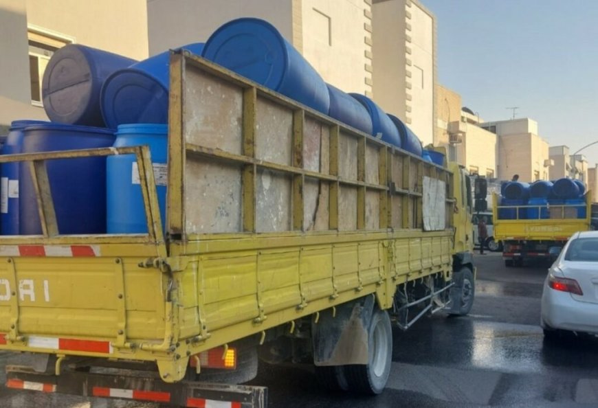 സബാഹ് അൽ-സേലത്തിൽ 181 ബാരൽ മദ്യവുമായി നേപ്പാളി പ്രവാസികൾ പിടിയിൽ.