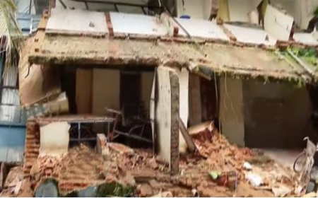 കോട്ടയം മെഡിക്കൽ കോളേജിലെ കെട്ടിടം പൊളിഞ്ഞുവീണു കുട്ടിയടക്കം രണ്ടുപേർക്ക് പരിക്ക്.