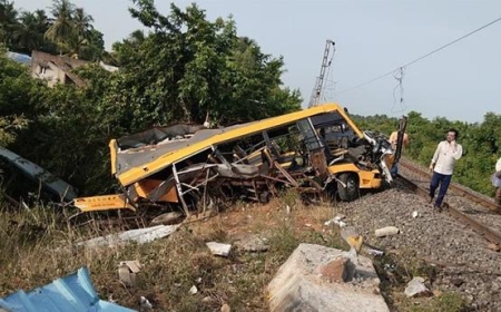 സ്കൂൾ വാൻ ഇടിച്ചുതെറിപ്പിച്ച് ട്രെയിൻ; രണ്ട് വിദ്യാർത്ഥികൾക്ക് ദാരുണാന്ത്യം.