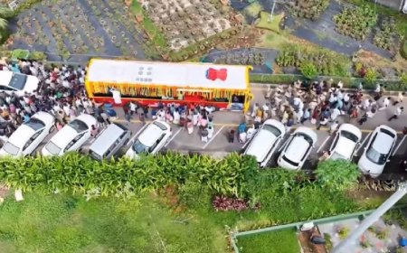 സെക്രട്ടറിയേറ്റിൽ നിന്നും വിഎസിന്റെ ഭൗതികശരീരവും വഹിച്ചുള്ള വിലാപയാത്ര ആരംഭിച്ചു.