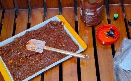 ഗൾഫിലേക്ക് കൊണ്ടുപോകാനായി  പ്രവാസി യുവാവിനെ ഏൽപ്പിച്ച അച്ചാർ കുപ്പിയിൽ മയക്ക് മരുന്ന്.