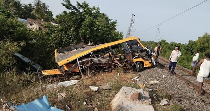 സ്കൂൾ വാൻ ഇടിച്ചുതെറിപ്പിച്ച് ട്രെയിൻ; രണ്ട് വിദ്യാർത്ഥികൾക്ക് ദാരുണാന്ത്യം.