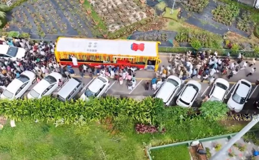 സെക്രട്ടറിയേറ്റിൽ നിന്നും വിഎസിന്റെ ഭൗതികശരീരവും വഹിച്ചുള്ള വിലാപയാത്ര ആരംഭിച്ചു.