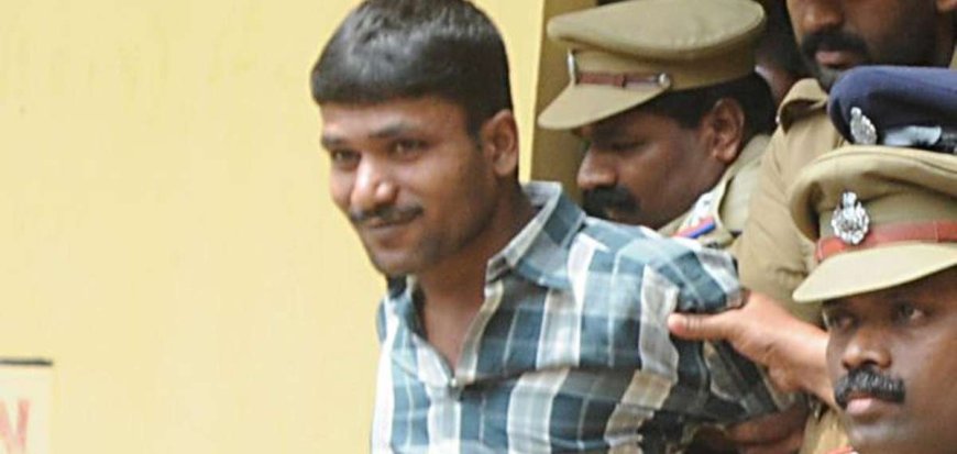 സൗമ്യ വധക്കേസ് പ്രതി ഗോവിന്ദച്ചാമി ജയില്‍ ചാടി.