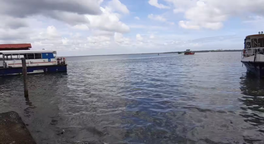 കോട്ടയത്ത് വളളം മറിഞ്ഞ് 30 പേർ രക്ഷപ്പെട്ടു. ഒരാൾക്കു വേണ്ടി തിരച്ചിൽ നടക്കുന്നു.