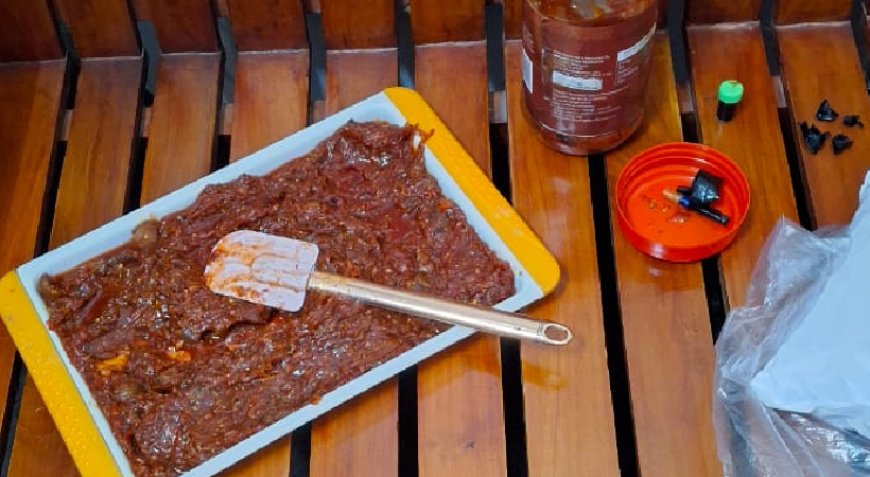 ഗൾഫിലേക്ക് കൊണ്ടുപോകാനായി  പ്രവാസി യുവാവിനെ ഏൽപ്പിച്ച അച്ചാർ കുപ്പിയിൽ മയക്ക് മരുന്ന്.