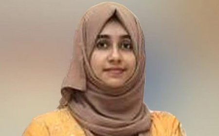 കുഞ്ഞിന് ഭക്ഷണം നൽകുന്നതിനിടെ തെങ്ങ് കടപുഴകി വീണ് വീട്ടമ്മ മരിച്ചു.