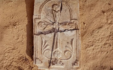 അബുദാബിയിലെ സർ ബാനിയാസ് ദ്വീപിൽ പുരാതന കുരിശ് കണ്ടെത്തി.