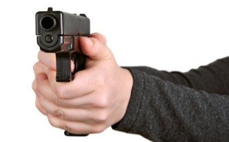 ലഞ്ച് ബോക്സിൽ തോക്കുമായി വന്ന വിദ്യാർത്ഥി അധ്യാപകനെ വെടിവെച്ചു.