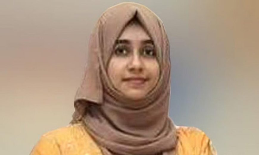 കുഞ്ഞിന് ഭക്ഷണം നൽകുന്നതിനിടെ തെങ്ങ് കടപുഴകി വീണ് വീട്ടമ്മ മരിച്ചു.