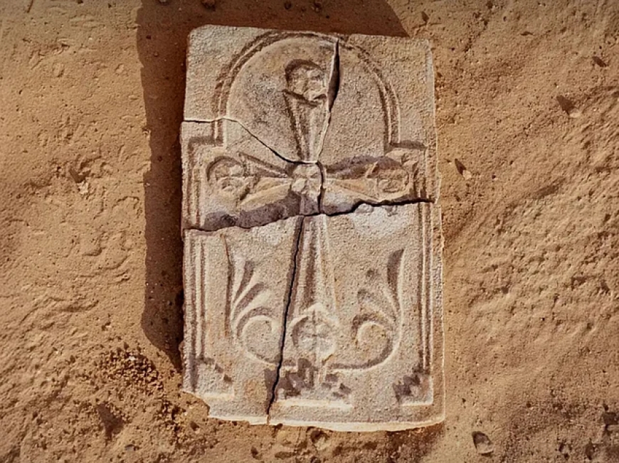 അബുദാബിയിലെ സർ ബാനിയാസ് ദ്വീപിൽ പുരാതന കുരിശ് കണ്ടെത്തി.