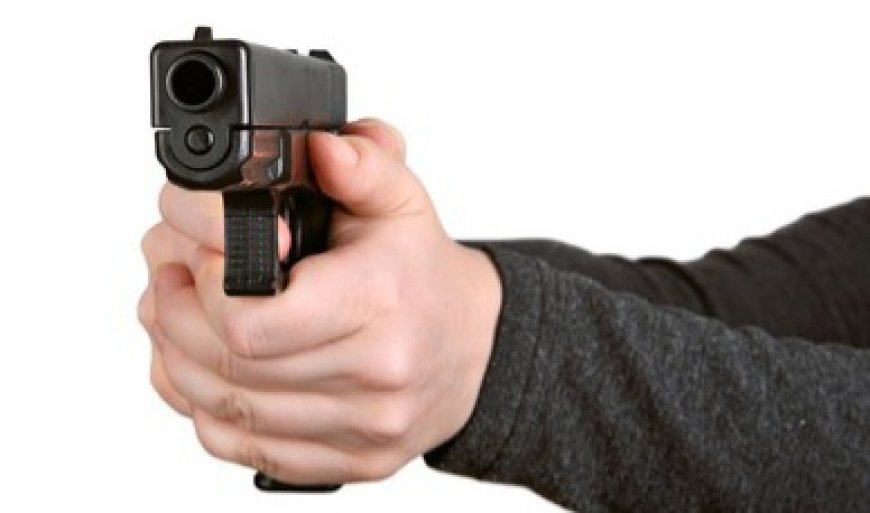 ലഞ്ച് ബോക്സിൽ തോക്കുമായി വന്ന വിദ്യാർത്ഥി അധ്യാപകനെ വെടിവെച്ചു.