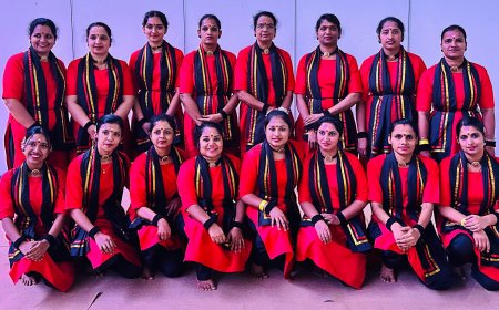 പൂരക്കളിയിലെ പെൺ കരുത്തുമായി മടിക്കൈ പ്രവാസി അസോസിയേഷൻ.