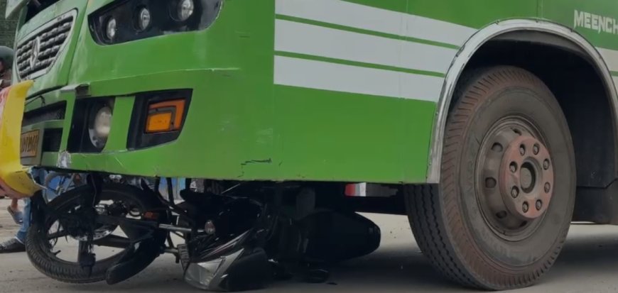 സ്വകാര്യ ബസിടിച്ച് ബൈക്ക് യാത്രക്കാരന് ദാരുണാന്ത്യം.