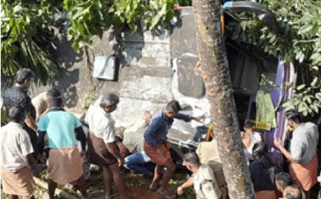 അയ്യപ്പഭക്തരുടെ ബസ് അപകടത്തിൽപ്പെട്ട് ഒരാൾ മരിച്ചു. 40 പേർക്ക് പരിക്ക്.