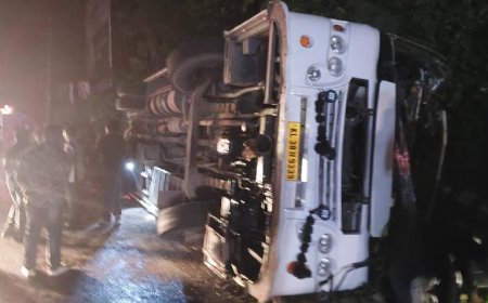 തോന്നയ്ക്കൽ ഗവ. ഹയർ സെക്കന്‍ററി സ്കൂളിലെ വിദ്യാർത്ഥികൾ വിനോദയാത്രയ്ക്ക് പോയ ബസ് അപകടത്തിൽപെട്ടു.