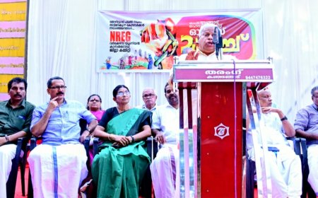 തൊഴിലുറപ്പ് തൊഴിലാളികൾ കാഞ്ഞങ്ങാട് പ്രതിഷേധ മാർച്ച് നടത്തി