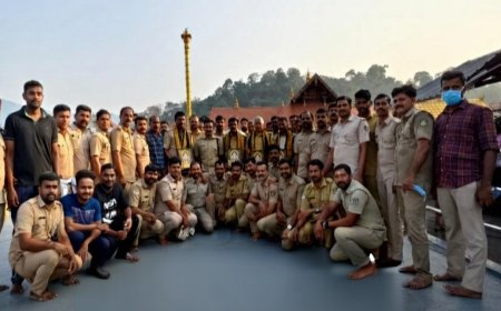 സർവീസിൽ നിന്ന് വിരമിക്കുന്ന കാസർകോട് ജില്ലയിലെ എസ് ഐ മാർക്ക് ശബരിമല സന്നിധാനത്ത് ആദരവ് ഒരുക്കി സഹപ്രവർത്തകർ