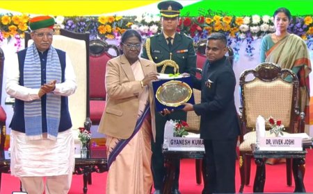 ഇലക്ഷൻ കമ്മീഷൻ പുരസ്ക്കാരം; കാസർകോട് ജില്ലാ കളക്ടർ ഏറ്റുവാങ്ങി