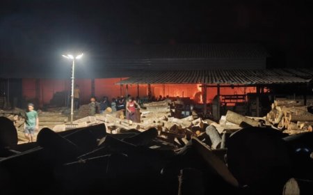 കുമ്പള അനന്തപുരം വ്യവസായ എസ്റ്റേറ്റിൽ വൻ തീപ്പിടുത്തം.