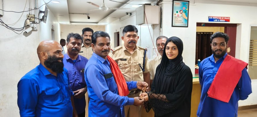 കളഞ്ഞു കിട്ടിയ സ്വർണാഭരണം തിരിച്ചേൽപ്പിച്ച് ചുമട്ടുതൊഴിലാളികൾ  മാതൃകയായി