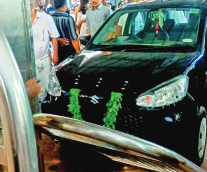 ഗുരുവായൂരിൽ പൂജിക്കാൻ കൊണ്ടുവന്ന കാർ സ്റ്റീൽ കവാടം ഇടിച്ചു തകർത്തു.