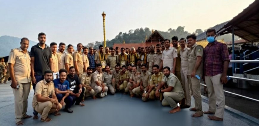 സർവീസിൽ നിന്ന് വിരമിക്കുന്ന കാസർകോട് ജില്ലയിലെ എസ് ഐ മാർക്ക് ശബരിമല സന്നിധാനത്ത് ആദരവ് ഒരുക്കി സഹപ്രവർത്തകർ