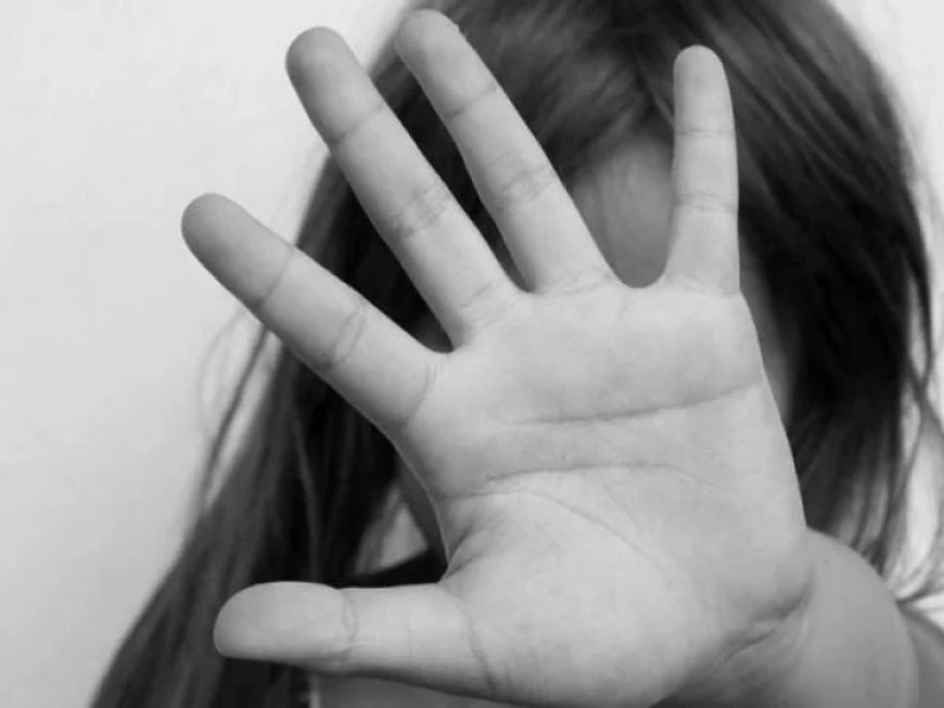 പന്ത്രണ്ട് വയസ്സുകാരിയെ ക്രൂരമായ ലൈംഗിക പീഡനത്തിന് ഇരയാക്കിയ കേസിൽ കുട്ടിയുടെ മാതാവ് പൊലീസ് പിടിയിൽ.